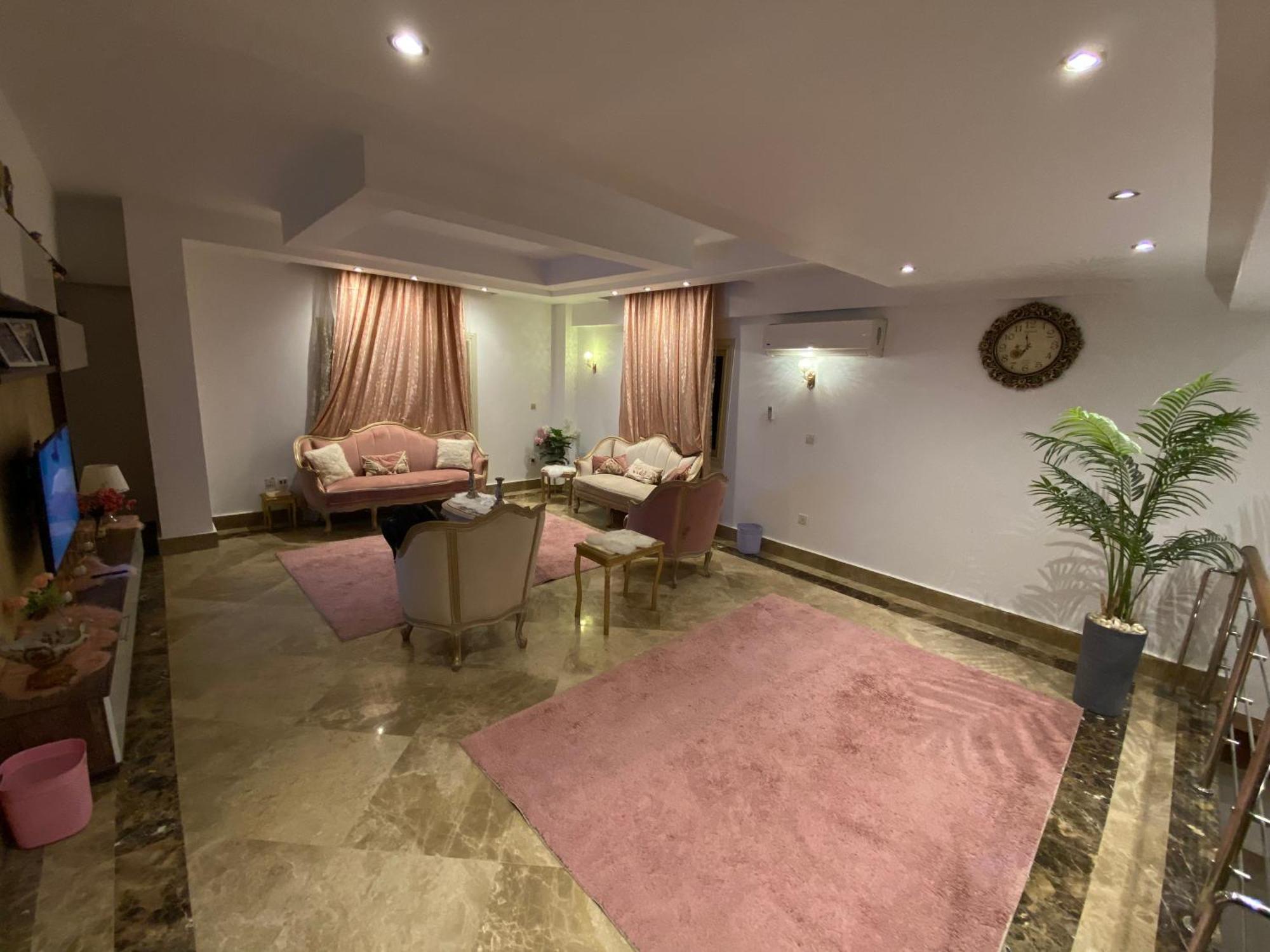 مفروشه للايجار في التجمع Apartment *